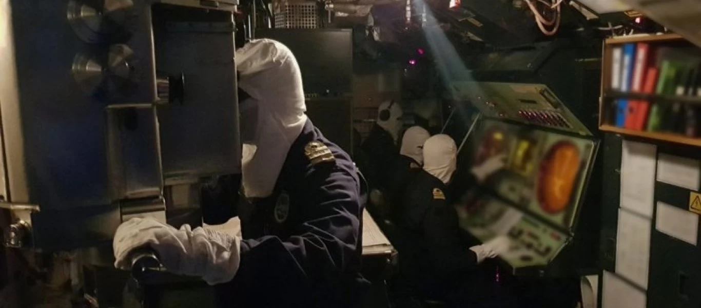 Ολοκληρώθηκε η άσκηση «Περισκόπιο» με βολή τορπίλης - Στα άδυτα του υποβρυχίου «Αμφιτρίτη» (φωτό)